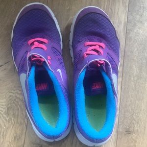 Girls Nike tennis shoes